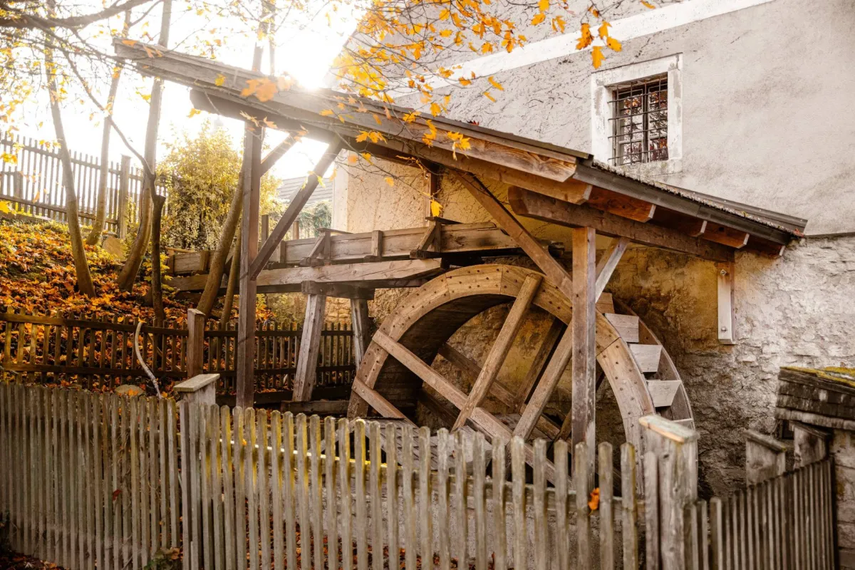Das historische Mühlrad der Anzbacher Mühle